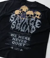 Remera de algodón con efecto desteñido, corte boxy, cuello redondo y manga corta. Presenta un estampado de lettering blanco en el pecho con el texto "Nevermind" y un diseño gráfico estilizado.