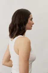 Musculosa de tejido rib color beige con detalles marrones en los bordes del cuello y sisas. Cuenta con el logotipo de la marca bordado en el pecho.