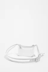 Minibolso compacto blanco de malla con asa de tejido, detalles en piel y charms metálicos. Presenta etiqueta logotipada BIMBA Y LOLA y cierre ajustable de cordón, con acabados metálicos.