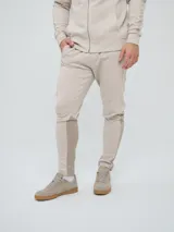 Pantalón jogger deportivo Umbro para hombre, de color negro, corte ajustado, con bolsillos laterales y cintura elástica con cordón ajustable.