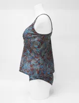 Tankini estampado de la marca Club del Sol, confeccionado con tejido italiano. Consta de una musculosa con escote en V fruncido, copa armada con sujetador interno y forro, combinada con una bombacha de bikini clásica a juego.