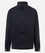 Camisa de jean negra con abotonado delantero, cuello solapa, mangas largas, recortes y bolsillos grandes en el pecho.