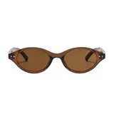 Lentes de sol con armazón ovalado de plástico reciclado en color marrón traslúcido y cristales oscuros con protección UV 400.