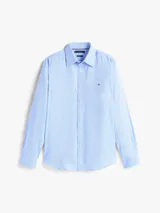 Camisa de manga larga Tommy Hilfiger en color celeste, con cuello clásico, cierre frontal de botones y logo de la marca bordado en el pecho. Presenta un corte regular y tejido técnico flexible.