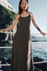Vestido largo de tejido rústico color marrón oscuro, con escote redondo, diseño sin mangas y falda de corte evasé.