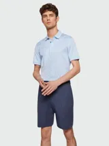 Remera polo celeste de corte slim fit, marca BOSS.