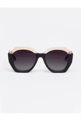 Lentes de sol Tiwi modelo Vega con montura gruesa negra y detalle superior en color nude.