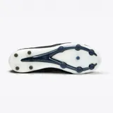 Championes de fútbol Umbro Tocco IV Pro FG, color negro con detalles en azul y blanco. Presentan el logo de Umbro en los laterales y suela con tapones para césped natural.