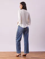 Blusa color blanco con escote en V y aplique de crochet.