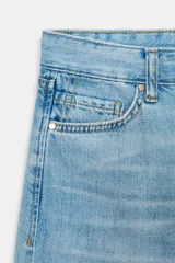 Jeans de tiro bajo color azul claro, con cinco bolsillos y pernera ancha. Cierre frontal con cremallera y botón.