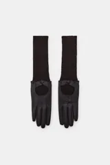 Guantes largos combinados con efecto piel y tejido de punto acanalado de lana. Presentan un diseño con abertura en el dorso y detalle de botón a presión.