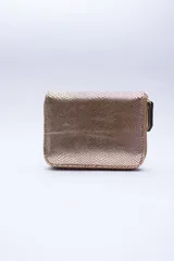 Billetera marrón tipo sobre con cierre de cremallera, confeccionada en cuero con textura tipo cocodrilo y forro textil rojo. Cuenta con múltiples ranuras para tarjetas, documentos y billetes.