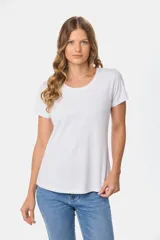 Remera color beige de corte clásico, con cuello redondo y mangas cortas.