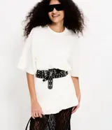 Vestido estilo camiseta de algodón, con cuello redondo, mangas cortas y diseño oversized con efecto balonê en el ruedo.