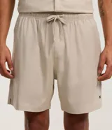 Bermuda masculina de corte recto y color beige, con cintura elástica, cordón ajustable y bolsillos laterales. Pertenece a la marca Ripping.