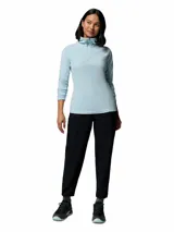 Buzo polar de mujer con media cremallera frontal y cuello alto, confeccionado en tejido suave y ligero. Presenta un diseño entallado con costuras laterales para un ajuste favorecedor.