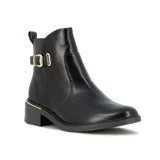 Bota de caña baja Ramarim color negro, confeccionada en cuero sintético con textura en el talón. Presenta una hebilla decorativa lateral en tono dorado, taco bajo cuadrado y detalle de línea metálica dorada en la base del talón.