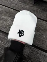 Gorro de lana blanco con logo bordado de New York en negro.