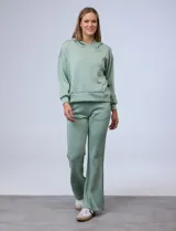 Buzo negro de modal con capucha y bolsillos delanteros.