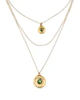 Collar triple dorado con cadena fina y dos dijes de ojo con cristal verde facetado. El collar es de aleación de metales bañado en oro de 18k.