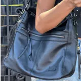 Bolso tipo tote color marrón confeccionado en eco-cuero suave con textura premium. Incluye monedero a juego, cierre superior seguro y bolsillos internos.