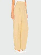 Pantalón de vestir color amarillo, de corte palazzo, con bolsillos laterales y trabillas para cinturón.