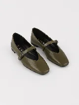 Zapato flat tipo Mary Jane de ecocuero negro, con puntera cuadrada, suela baja y tira en el empeine con hebilla metálica.