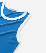 Blusa sin mangas color azul, con cuello redondo y bieses contrastantes en blanco en el cuello y las sisas. Confeccionada en viscosa certificada.