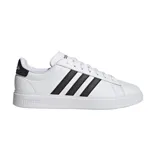 Championes adidas Grand Court 2.0 de estilo urbano, color blanco con las icónicas tres tiras laterales en color negro y detalle en el talón. Presentan suela de goma plana y cierre con cordones.
