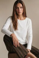 Remera de manga larga con cuello redondo, confeccionada en tejido de algodón con elastano, de calce al cuerpo.