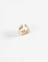 Anillo dorado de metal con diseño minimalista.