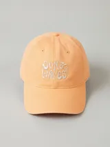 Gorra de béisbol color durazno, de lona lavada con bordado frontal con la frase "Sun & Waves" en blanco.