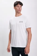 Remera blanca de algodón con cuello redondo y estampado pequeño en el pecho con la frase "Savage Nature".
