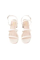 Sandalias de tacón bajo color blanco hueso, con tiras finas acolchadas y cierre de hebilla en el tobillo.