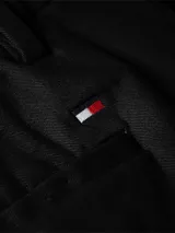 Pantalón chino negro de corte slim y pierna recta, confeccionado en sarga de algodón elástico.