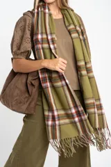 Bandana de tejido suave con diseño de cuadros en tonos verde pistacho, blanco, marrón y azul.