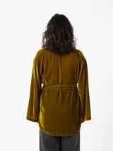 Kimono largo de terciopelo negro, con mangas largas y diseño abierto. Confeccionado en una mezcla de viscosa y poliamida, ofrece una caída fluida y elegante.