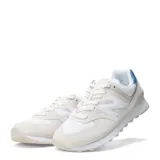 Championes urbanos New Balance modelo 574, color gris claro, confeccionados en gamuza y malla, con logo N característico en los laterales y entresuela ENCAP.