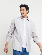Camisa sport de manga larga con cuello buttondown, confeccionada en una mezcla de algodón y lino. Presenta un diseño clásico en color celeste con cierre frontal de botones.