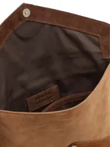 Sobre de mano tipo sobre confeccionado en paneles de cuero gamuza en tonos marrón, chocolate y tostado. Cuenta con solapa triangular, abertura con broche metálico y correa de muñeca removible.