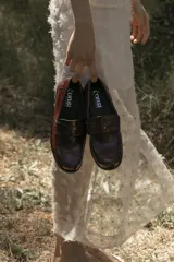 Mocasines de cuero color marrón topo, con detalle de antifaz y suela de goma.