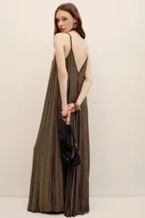 Vestido largo de tirantes finos con acabado metalizado y diseño plisado.