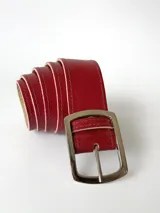 Cinto de cuero bordó con costuras a los lados y hebilla metálica rectangular plateada intercambiable.