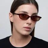 Lentes de sol ovalados con montura fina color marrón y lentes marrones polarizadas.