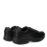 Championes deportivos Lotto de estilo tenis, confeccionados en cuero sintético negro con detalles de costuras y perforaciones decorativas. Presentan cierre con cordones y suela de goma resistente.