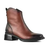 Bota corta de cuero color marrón con detalle de degradado a negro en la puntera y el talón. Tiene cierre lateral y taco cuadrado negro.