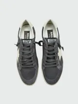 Zapatillas Golden Goose modelo Ballstar Nabuk, confeccionadas en gamuza y cuero color gris oscuro, con la característica estrella blanca en el lateral, suela con efecto desgastado y detalles de inscripción dorada.