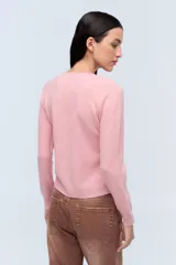 Sweater negro de lana con escote en V y mangas largas.