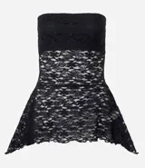 Blusa strapless confeccionada en encaje negro con diseño de bajo asimétrico con puntas diferenciadas. Presenta escote recto y forro interior.