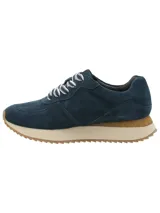 Zapatilla casual de gamuza color azul marino, con suela de plataforma de goma y crepé natural. Presenta cordones bicolores y detalle de etiqueta pequeña en el talón.